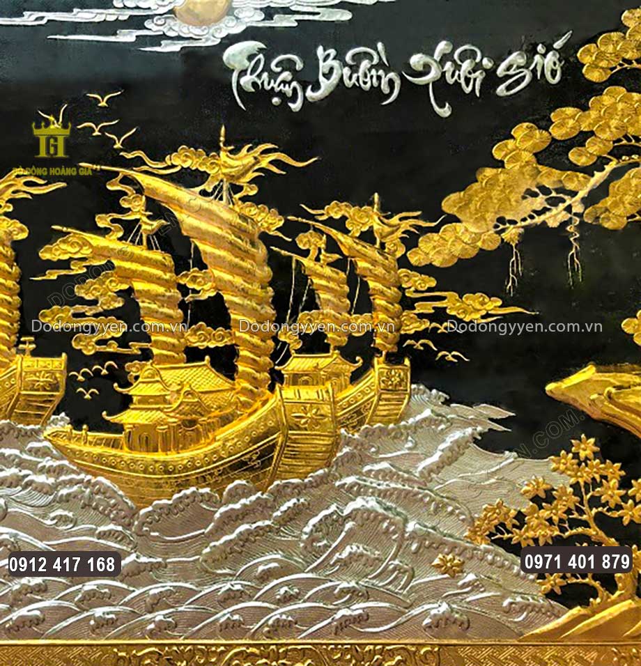 H&igrave;nh ảnh những con thuyền căng buồm no gi&oacute; lướt đi tr&ecirc;n mặt biển được chạm th&uacute;c sắc n&eacute;t